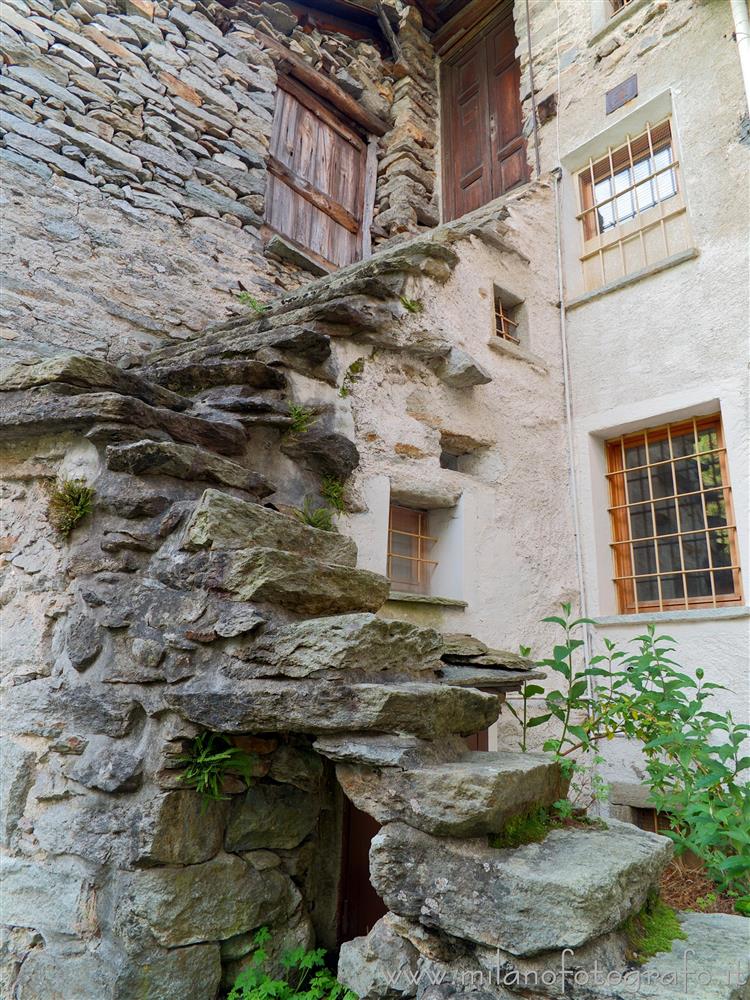 Piedicavallo (Biella) - Scala di pietra esterna nella frazione Montesinaro